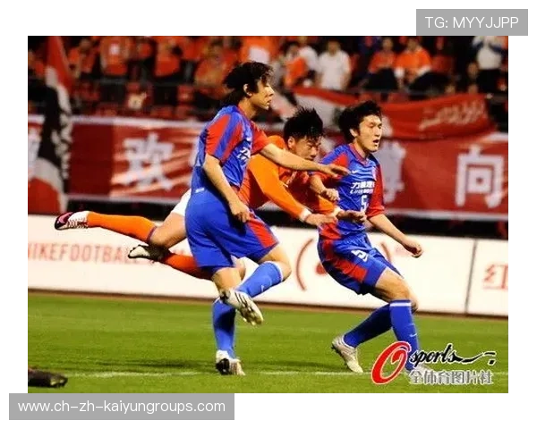 中场抢断后插上传中前锋头球破网夺三分